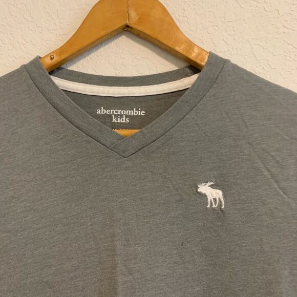 Abercrombie Kids Gray V-Neck Short Sleeve T-Shirt - Picture 3 of 6